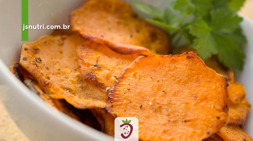 Chips de Batata Doce num Pote Branco Sobre a Mesa