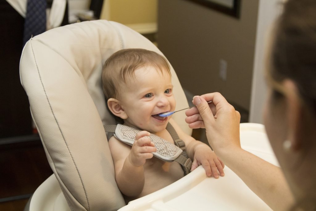 Bebe Comendo Papinha Feliz