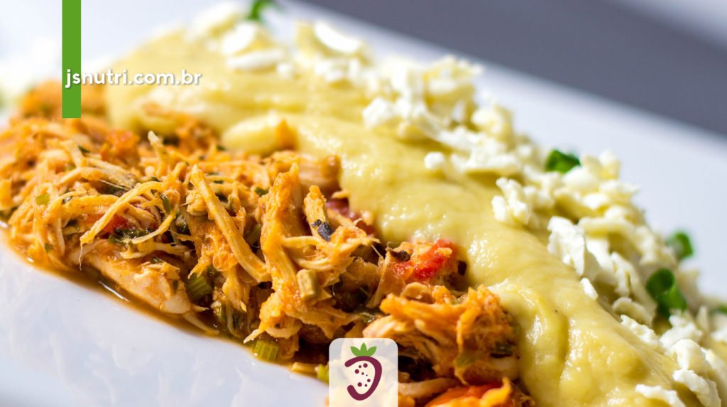 Escondidinho de Batata Doce com Frango num prato branco